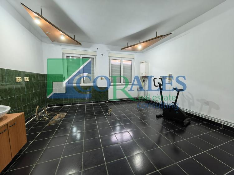 Casă individuală cu 7 camere cu Canalizare în Traian