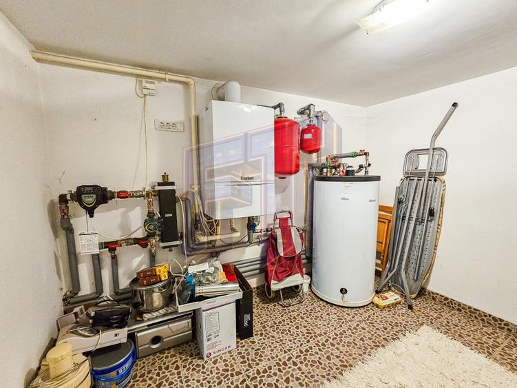 Casă individuală cu 10 camere cu Canalizare în Eminescu