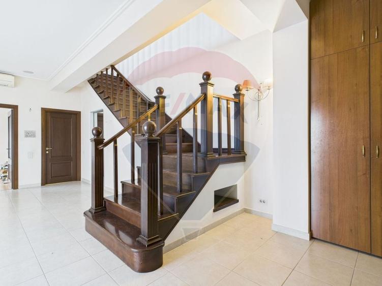 Apartament cu 5 camere decomandat în Ștefan cel Mare