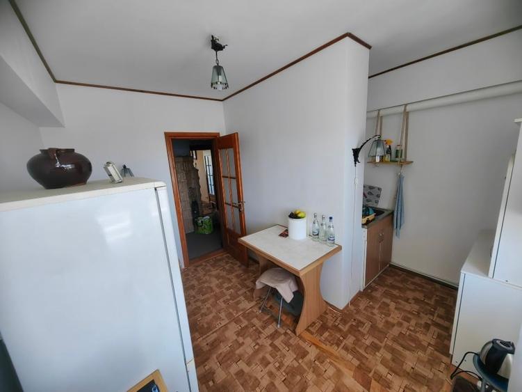 Apartament cu 4 camere decomandat, mobilat în Central