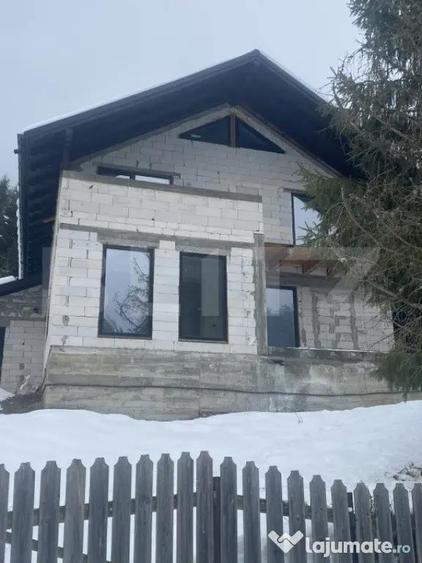 Casă cu 4 camere cu Teren 1096 Mp în Central