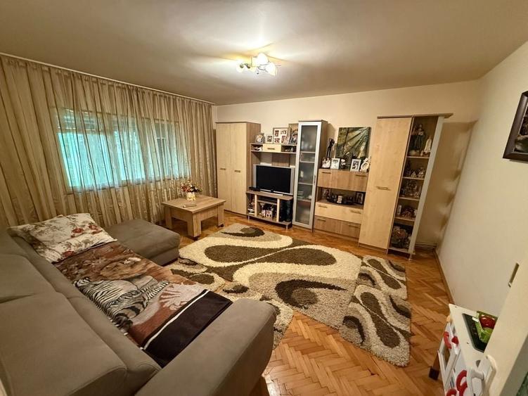 Apartament cu 3 camere decomandat în Micro 16