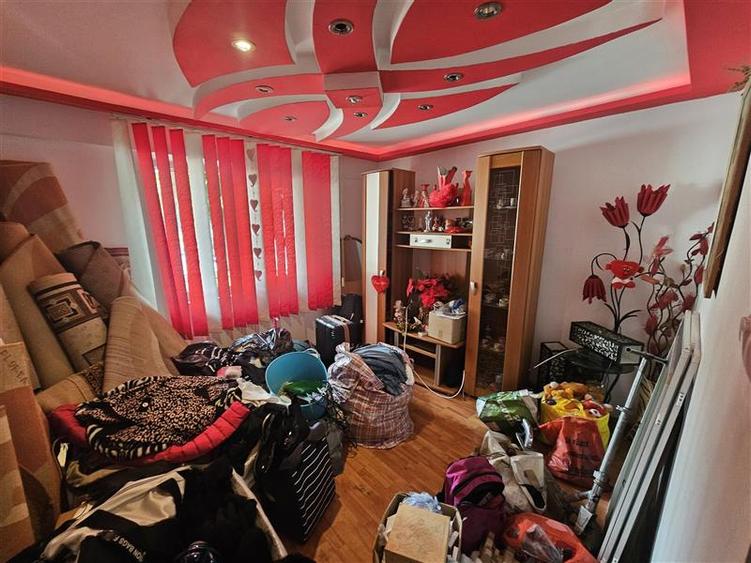 Apartament cu 3 camere semidecomandat, mobilat în Micro II