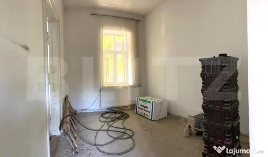 Apartament cu 3 camere semidecomandat în Central