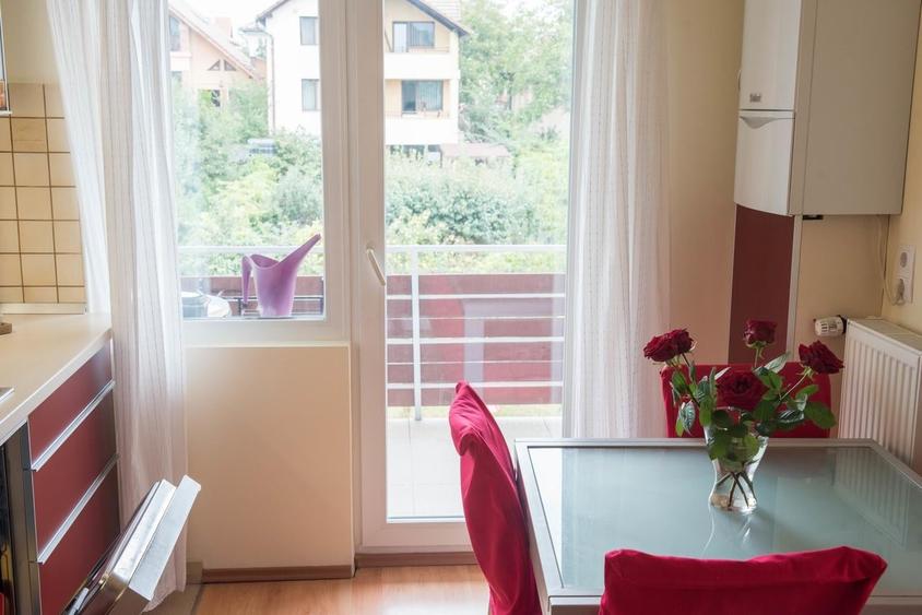 Apartament cu 4 camere decomandat, mobilat în Între Lacuri