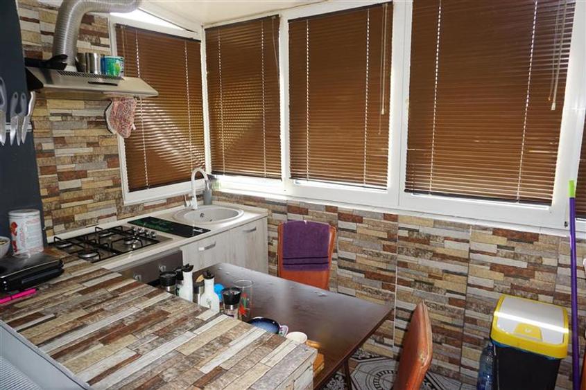 Apartament cu 3 camere semidecomandat, mobilat în Calea București