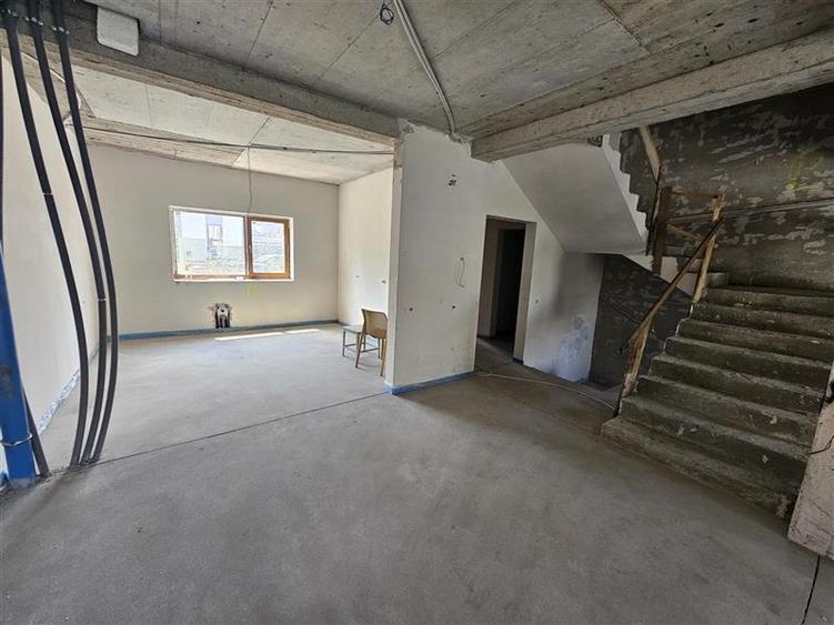 Duplex cu 10 camere cu Garaj în Bună Ziua