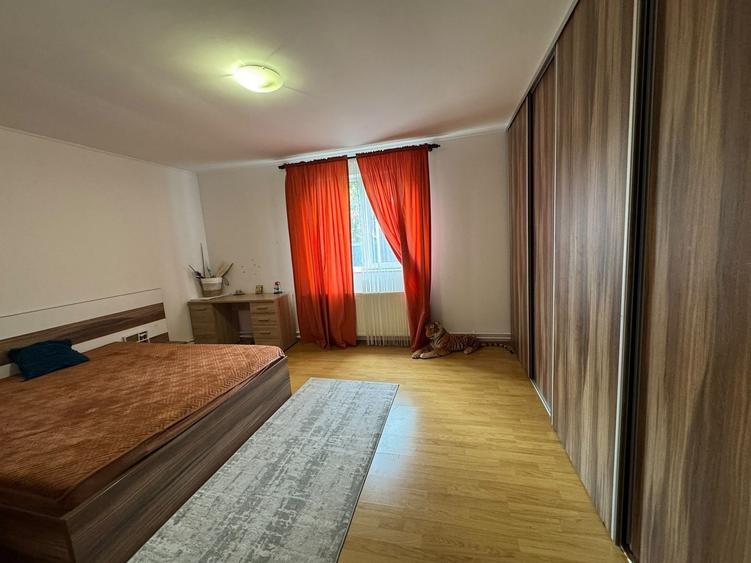 Casă individuală cu 9 camere cu Canalizare în Periș