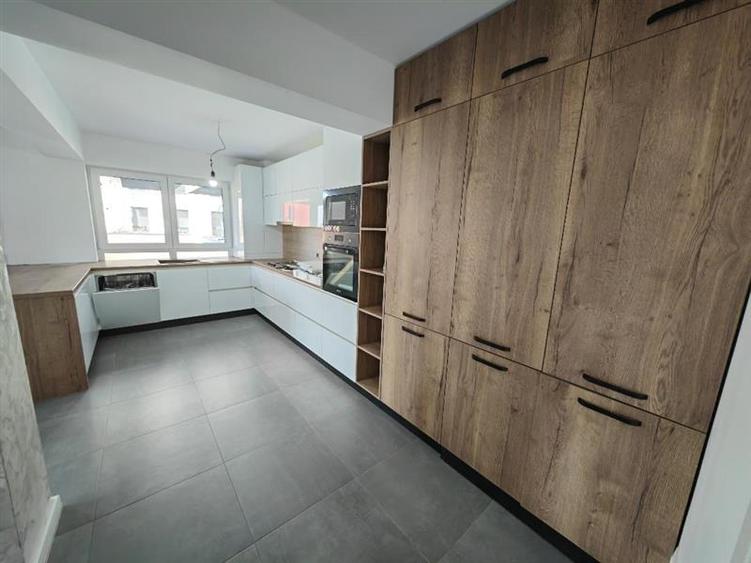 Apartament cu 3 camere decomandat, mobilat în Tractorul