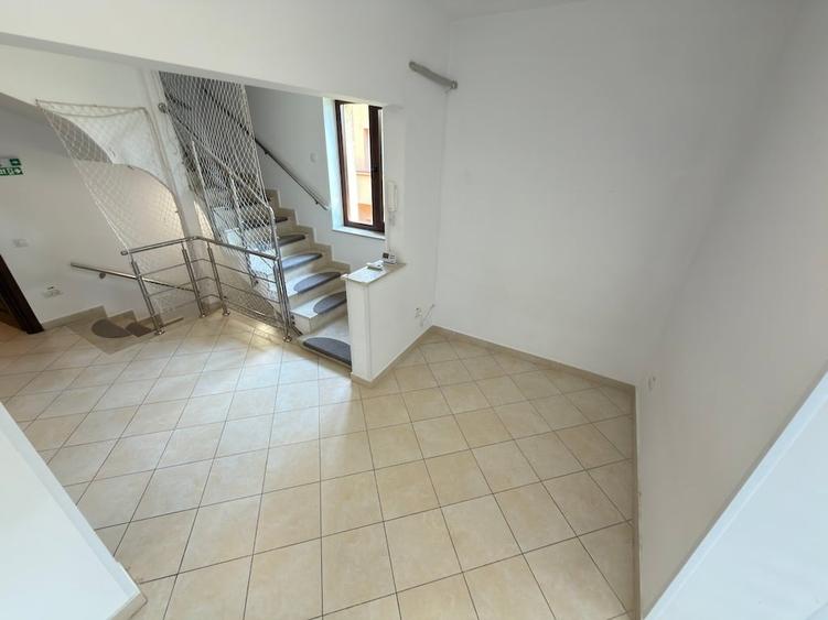 Casă individuală cu 5 camere cu Canalizare în Iancului