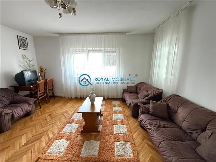 Casă individuală cu 8 camere cu Canalizare în Păulești