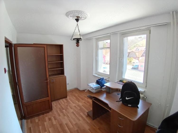Apartament cu 4 camere semidecomandat în Petros