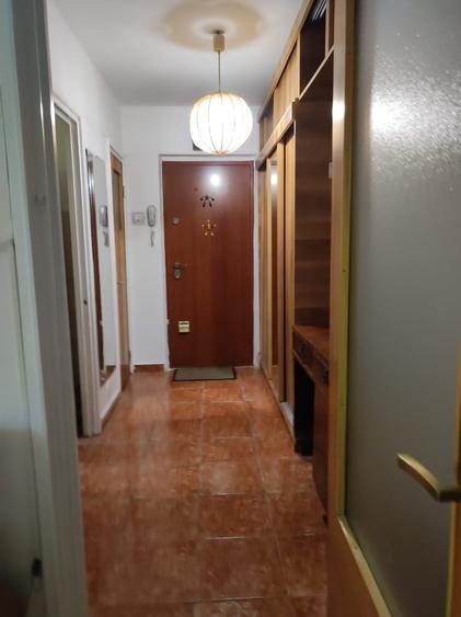 Apartament cu 3 camere semidecomandat în Drumul Taberei