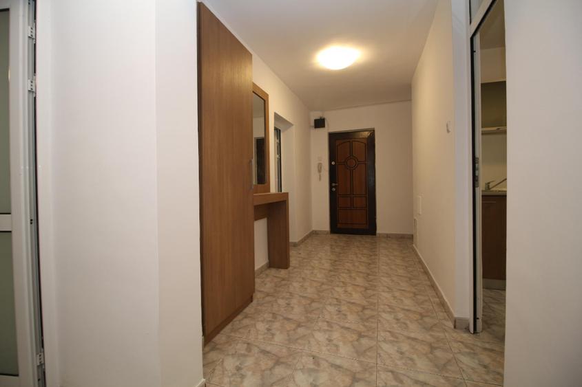 Apartament cu 3 camere decomandat, mobilat în Decebal