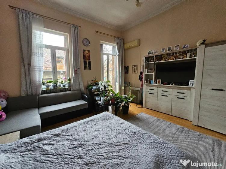 Apartament cu 6 camere decomandat în Calea Victoriei