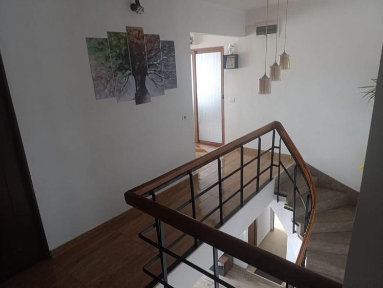 Apartament cu 4 camere decomandat în Cetate