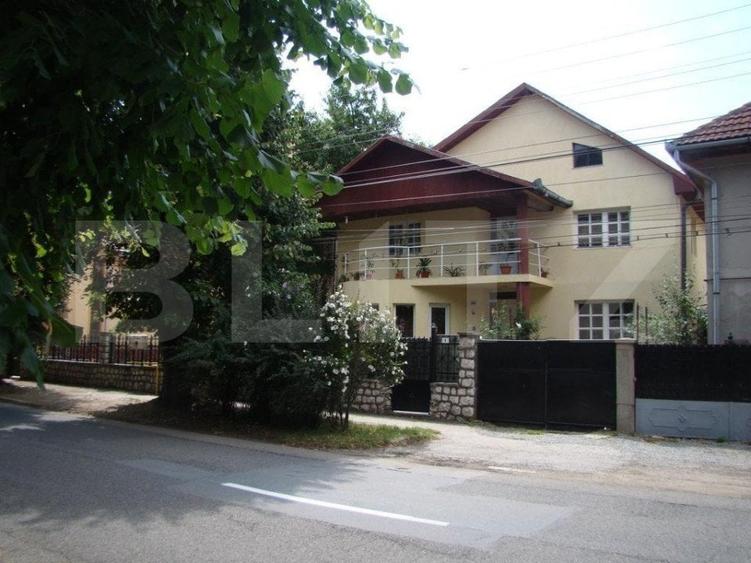 Casă individuală cu 7 camere cu Garaj în Cetate