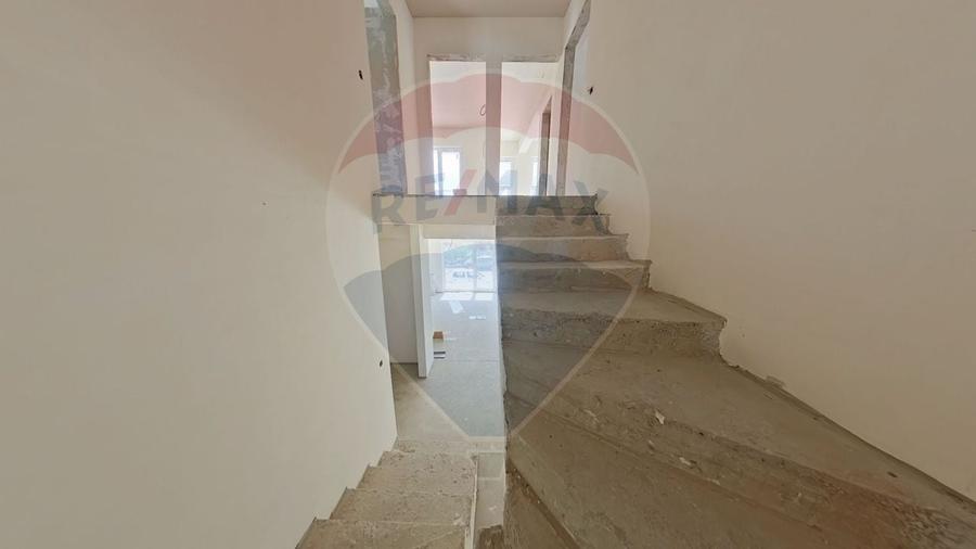 Duplex cu 5 camere cu Teren 227 Mp în Chinteni