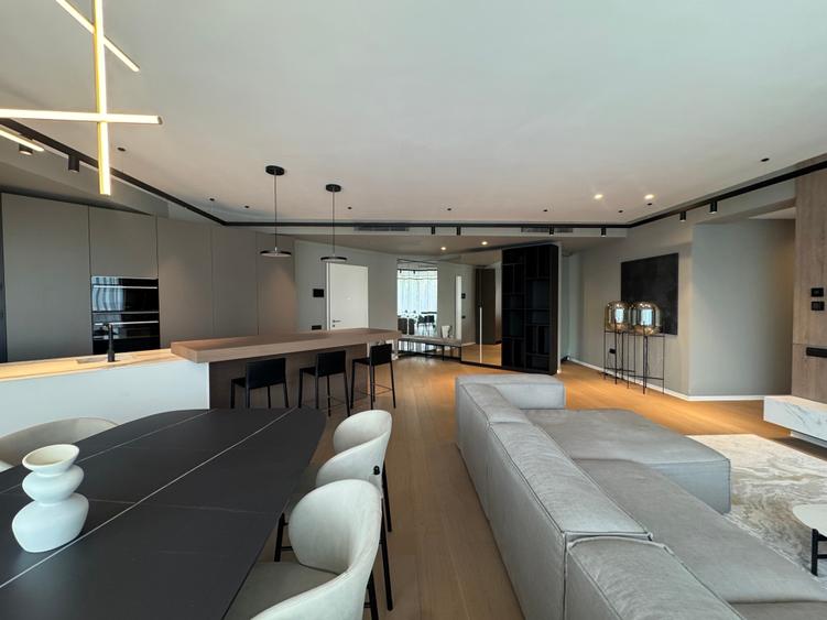 Apartament cu 4 camere decomandat în Herăstrău
