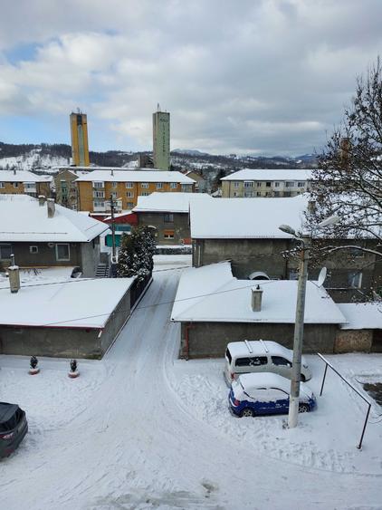 Apartament cu 3 camere semidecomandat în Slătinioara