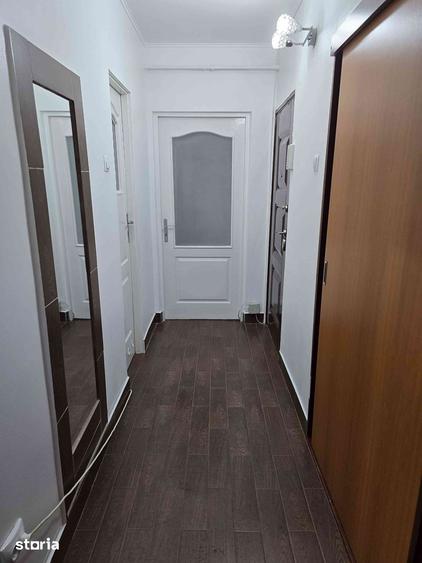 Apartament cu 3 camere în Podu Roș