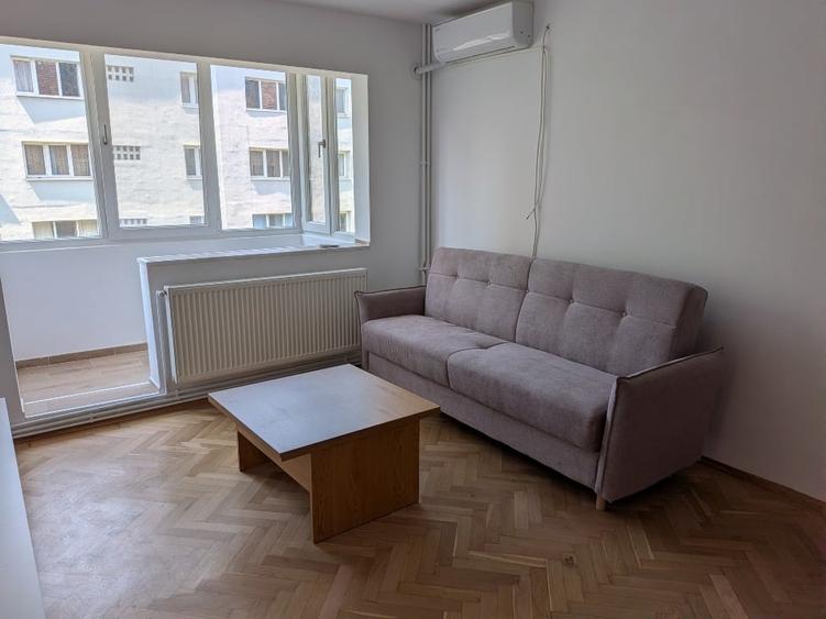 Apartament cu 3 camere semidecomandat, mobilat în Take Ionescu