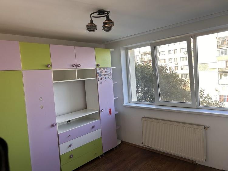 Apartament cu 3 camere decomandat în Cornișa