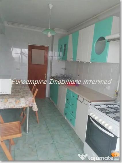Apartament cu 3 camere decomandat în Far