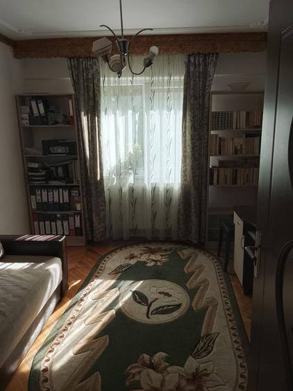 Apartament cu 3 camere semidecomandat în Obor