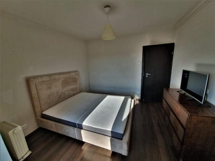 Apartament cu 3 camere semidecomandat, mobilat în Tineretului
