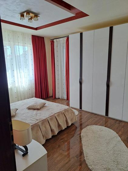 Apartament cu 4 camere decomandat în Cetate