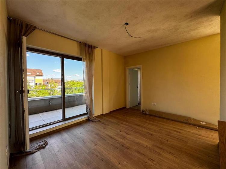 Apartament cu 3 camere semidecomandat, mobilat în Borhanci
