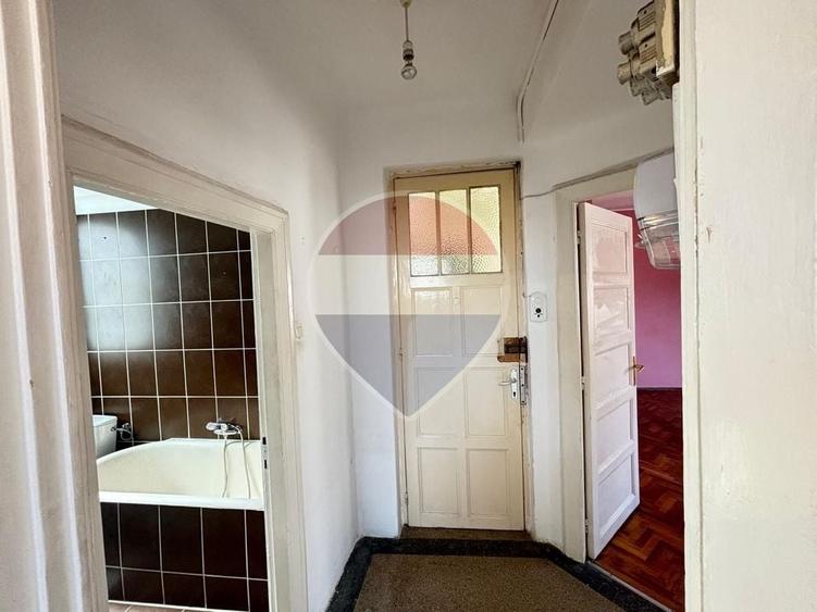 Apartament cu 3 camere semidecomandat în Periferie