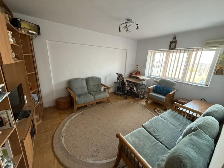 Apartament cu 3 camere decomandat în Socola