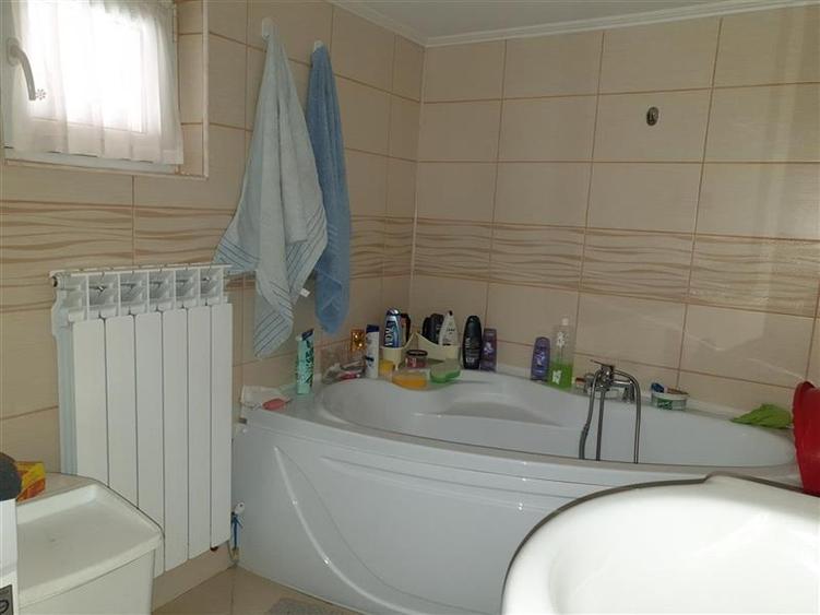 Casă individuală cu 4 camere cu Canalizare în Vest
