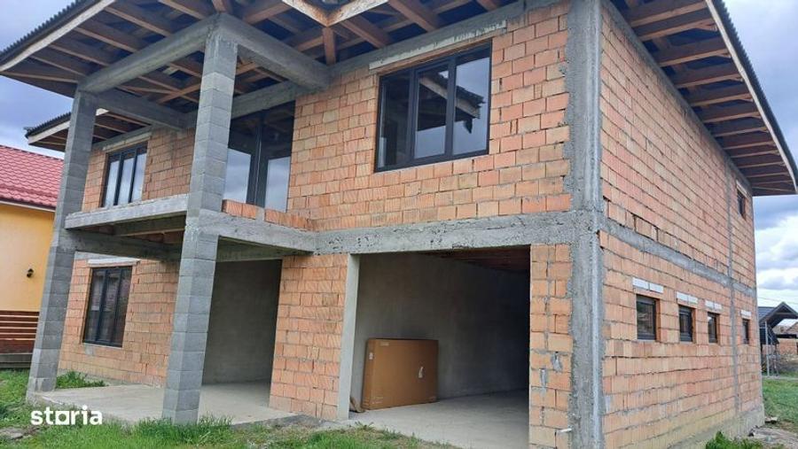 Casă cu 4 camere cu Teren 300 Mp în Acățari