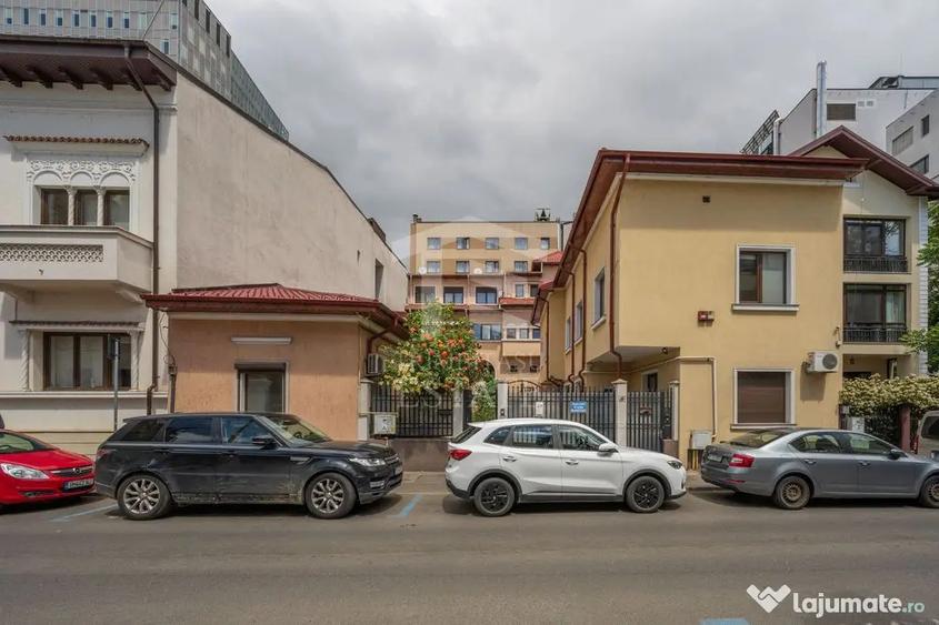 Casă cu 7 camere cu Teren 676 Mp în Romană