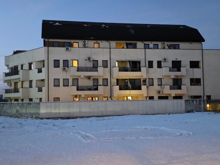 Apartament cu 3 camere semidecomandat în Dămăroaia
