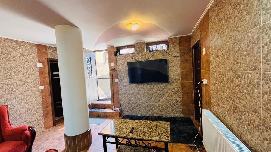 Apartament cu 4 camere decomandat, mobilat în Lazu