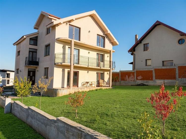 Casă cu 9 camere cu Teren 814 Mp în Cihei
