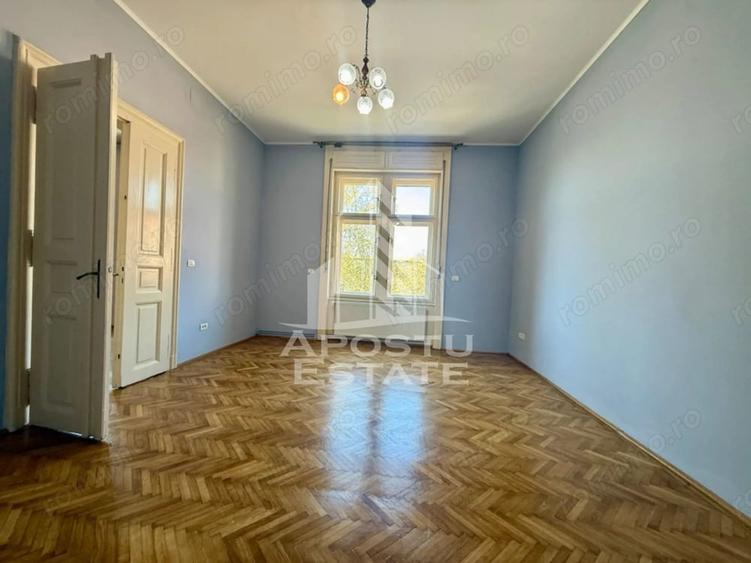 Apartament cu 5 camere decomandat în Sinaia