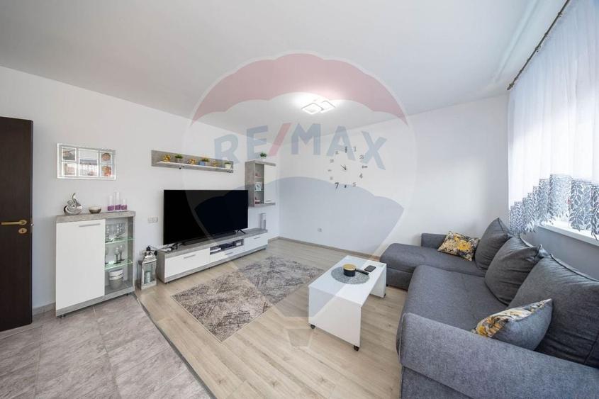 Apartament cu 2 camere decomandat în Sânpetru