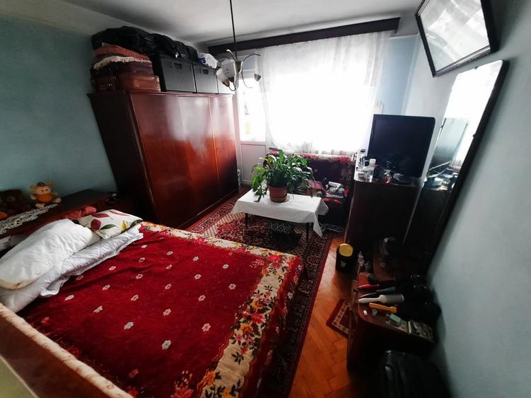 Apartament cu 3 camere semidecomandat, mobilat în Podu Roș