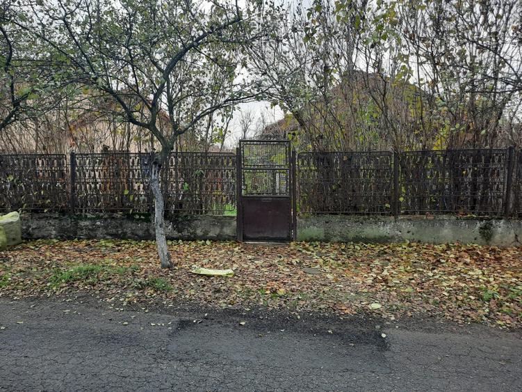 Casă individuală cu 4 camere cu Teren 1370 Mp în Plopi
