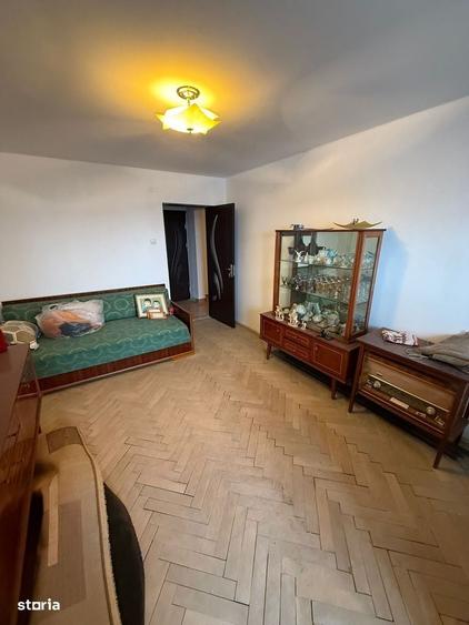Apartament cu 3 camere decomandat în Calea București