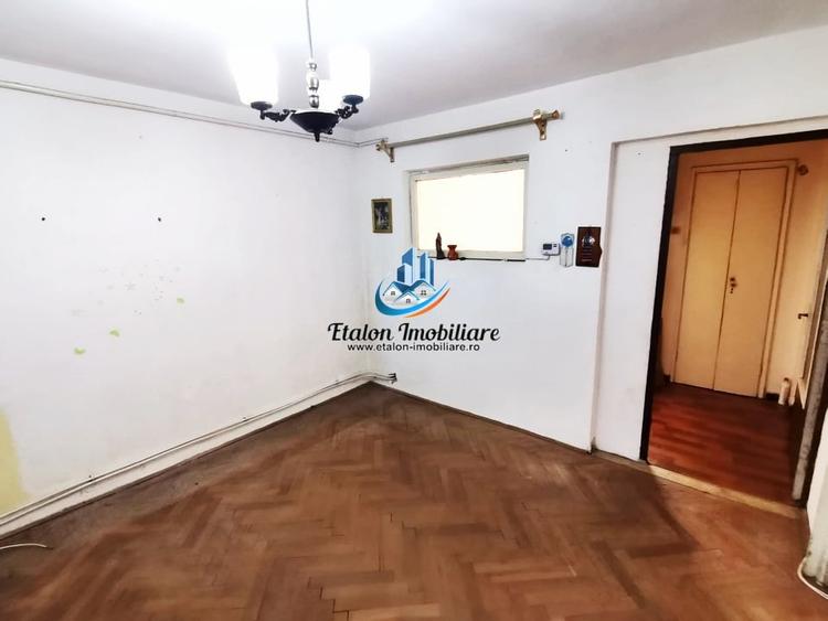 Apartament cu 4 camere semidecomandat în Mărăței
