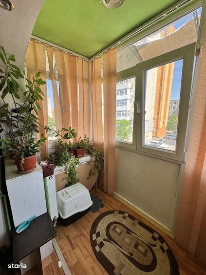 Apartament cu 3 camere semidecomandat în Craiovița Nouă