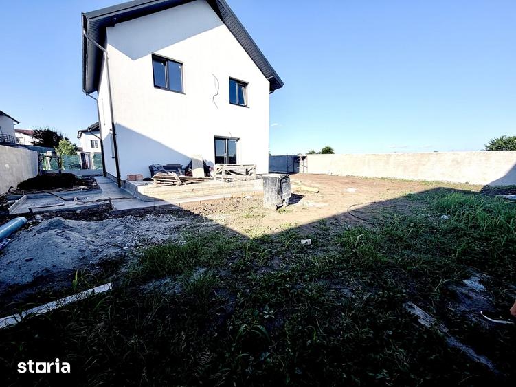Casă cu 4 camere cu Teren 530 Mp în Glina