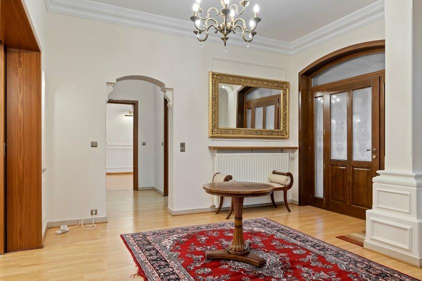 Casă individuală cu 4 camere cu Canalizare în Pipera