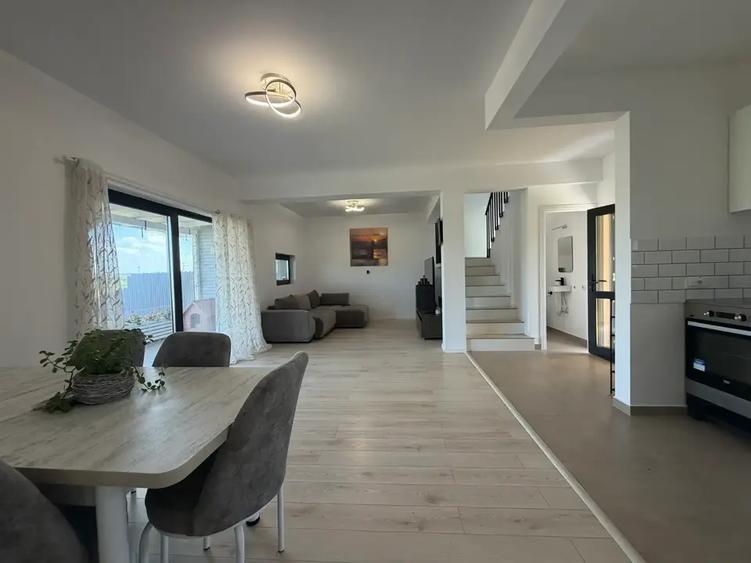 Apartament cu 4 camere semidecomandat în Buftea